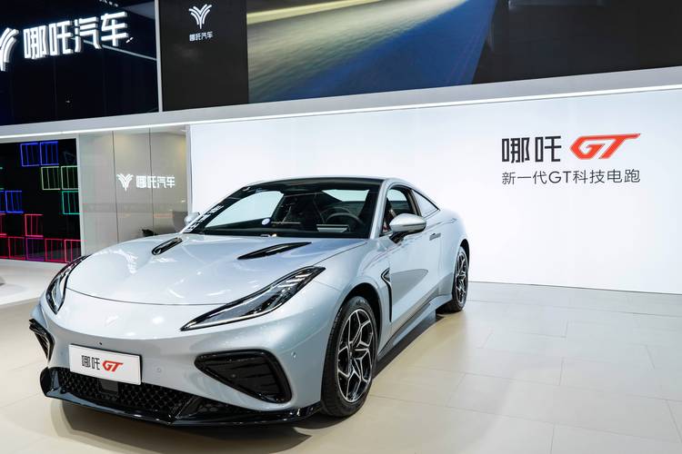 深圳96哪吒汽车在智能汽车领域的表现，领途汽车在新能源汽车市场中的影响力